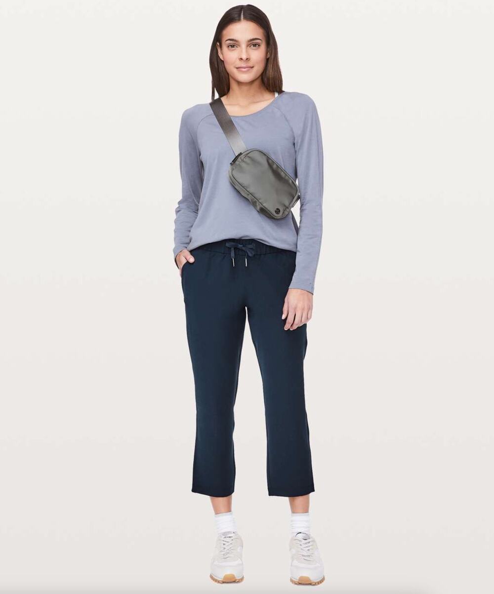 LULULEMON On The Fly Crop *Woven 23" True Navy Blue Sz 4 {SS49}